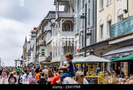 11 luglio 2024, Schleswig-Holstein, Westerland/Sylt: I visitatori dell'isola di Sylt popolano la zona pedonale di Friedrichstrasse nel Westerland. Foto: Axel Heimken/dpa Foto Stock