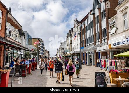 11 luglio 2024, Schleswig-Holstein, Westerland/Sylt: I visitatori dell'isola di Sylt popolano la zona pedonale di Friedrichstrasse nel Westerland. Foto: Axel Heimken/dpa Foto Stock