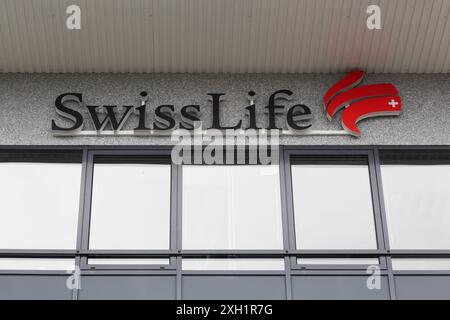 Villefranche, Francia - 25 febbraio 2024: Logo Swiss Life su un edificio. Il gruppo Swiss Life è la più grande compagnia di assicurazioni sulla vita della Svizzera Foto Stock