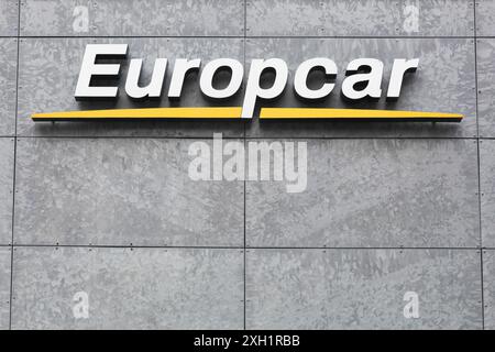 Aarhus, Danimarca - 2 luglio 2024: Logo Europcar su un muro. Europcar è una società di autonoleggio francese fondata nel 1949 a Parigi Foto Stock