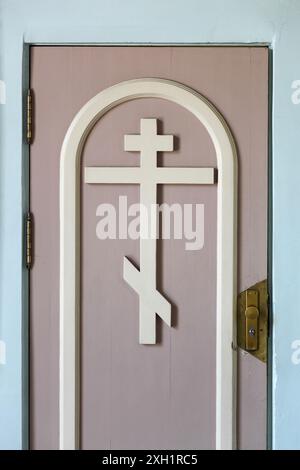 Simbolo della croce ortodossa russa su una porta Foto Stock
