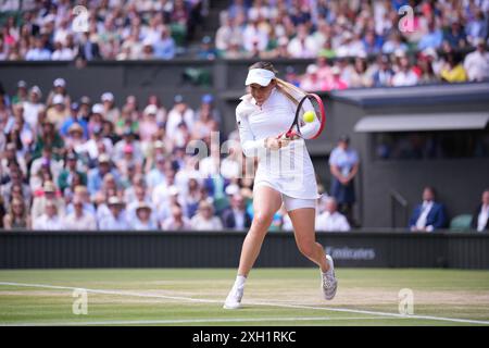 Londra, Regno Unito. 11 luglio 2024. LONDRA, INGHILTERRA - 11 LUGLIO: Donna Vekic della Croazia gioca una retroguardia contro Jasmine Paolini dell'Italia nella semifinale femminile di Wimbledon 2024 all'All England Lawn Tennis and Croquet Club l'11 luglio 2024 a Londra, Inghilterra crediti: MB Media Solutions/Alamy Live News Foto Stock