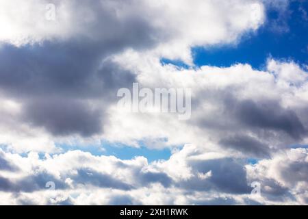 le nuvole bianche di cumulus su un cielo blu. splendido sfondo naturale con luce pomeridiana Foto Stock