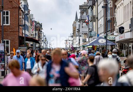 11 luglio 2024, Schleswig-Holstein, Westerland / Sylt: I visitatori dell'isola di Sylt popolano la zona pedonale di Friedrichstrasse nel Westerland. Foto: Axel Heimken/dpa Foto Stock