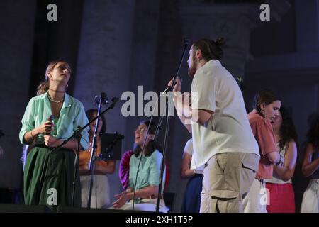 10 luglio 2024, Roma, Lazio, Italia: Terza edizione della Bravetta Music Fest al Chiostro del buon Pastore a Roma. Il festival di questa seconda serata ha caratterizzato The Flowing Chords, un'orchestra vocale diretta da Margherita Fiore che ha eseguito musica Pop, R&B e Soul. Questo coro è composto da 35 elementi vocali di straordinaria abilità. Il loro tour qui presentato proseguirà al Parco di Villa Celimontana alla fine del mese con lo stesso repertorio. (Credit Image: © Daniela Franceschelli/Pacific Press via ZUMA Press Wire) SOLO PER USO EDITORIALE! Non per USO commerciale! Foto Stock