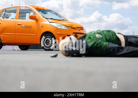 11 luglio 2024, Renania settentrionale-Vestfalia, Münster: Il ciclista coinvolto nell'incidente è sdraiato sulla strada a circa 30 metri di distanza dal luogo dell'incidente. Studio effettuato dai ricercatori degli assicuratori in materia di incidenti su incidenti gravi che coinvolgono ciclisti su strade rurali. Il numero di questi incidenti è aumentato di quasi un terzo dal 2013. Ciò è dovuto alla tendenza generale delle persone che pedalano di più. Solo nel 2023, ci sono stati 188 ciclisti uccisi e quasi 3.000 feriti gravemente fuori dalle aree edificate in Germania. La ricerca sugli incidenti degli assicuratori (UDV) ha analizzato quasi 10.000 incidenti gravi su strade rurali ed esami Foto Stock