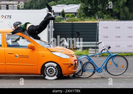 11 luglio 2024, Renania settentrionale-Vestfalia, Münster: Un'auto viaggia a 90 km/h contro un ciclista che viaggia a 16 km/h e causa una collisione posteriore. Studio effettuato dai ricercatori degli assicuratori in materia di incidenti su incidenti gravi che coinvolgono ciclisti su strade rurali. Il numero di questi incidenti è aumentato di quasi un terzo dal 2013. Ciò è dovuto alla tendenza generale delle persone che pedalano di più. Solo nel 2023, ci sono stati 188 ciclisti uccisi e quasi 3.000 feriti gravemente fuori dalle aree edificate in Germania. La ricerca sugli incidenti degli assicuratori (UDV) ha analizzato quasi 10.000 incidenti gravi sulle strade rurali ed ha esaminato 400 in det Foto Stock