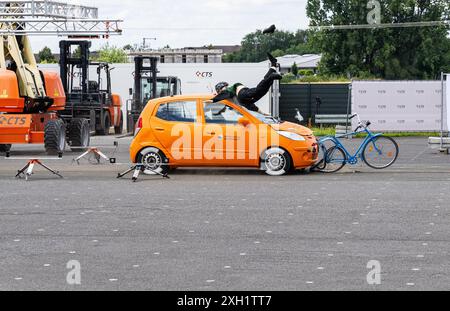 11 luglio 2024, Renania settentrionale-Vestfalia, Münster: Un'auto viaggia a 90 km/h contro un ciclista che viaggia a 16 km/h e causa una collisione posteriore. Studio effettuato dai ricercatori degli assicuratori in materia di incidenti su incidenti gravi che coinvolgono ciclisti su strade rurali. Il numero di questi incidenti è aumentato di quasi un terzo dal 2013. Ciò è dovuto alla tendenza generale delle persone che pedalano di più. Solo nel 2023, ci sono stati 188 ciclisti uccisi e quasi 3.000 feriti gravemente fuori dalle aree edificate in Germania. L'Associazione tedesca per la ricerca sugli incidenti (UDV) ha analizzato quasi 10.000 incidenti gravi sulle strade rurali ed esamin Foto Stock