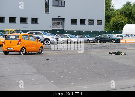 11 luglio 2024, Renania settentrionale-Vestfalia, Münster: Il ciclista coinvolto nell'incidente è sdraiato sulla strada a circa 30 metri di distanza dal luogo dell'incidente. Studio effettuato dai ricercatori degli assicuratori in materia di incidenti su incidenti gravi che coinvolgono ciclisti su strade rurali. Il numero di questi incidenti è aumentato di quasi un terzo dal 2013. Ciò è dovuto alla tendenza generale delle persone che pedalano di più. Solo nel 2023, ci sono stati 188 ciclisti uccisi e quasi 3.000 feriti gravemente fuori dalle aree edificate in Germania. La ricerca sugli incidenti degli assicuratori (UDV) ha analizzato quasi 10.000 incidenti gravi su strade rurali ed esami Foto Stock