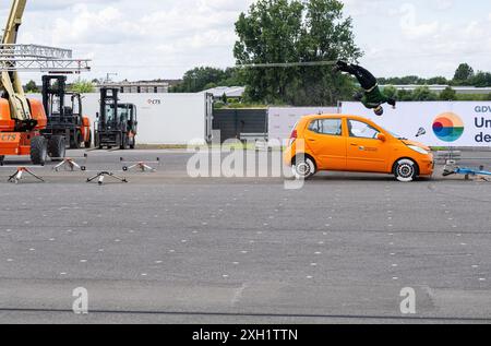 11 luglio 2024, Renania settentrionale-Vestfalia, Münster: Un'auto viaggia a 90 km/h contro un ciclista che viaggia a 16 km/h e causa una collisione posteriore. Studio effettuato dai ricercatori degli assicuratori in materia di incidenti su incidenti gravi che coinvolgono ciclisti su strade rurali. Il numero di questi incidenti è aumentato di quasi un terzo dal 2013. Ciò è dovuto alla tendenza generale delle persone che pedalano di più. Solo nel 2023, ci sono stati 188 ciclisti uccisi e quasi 3.000 feriti gravemente fuori dalle aree edificate in Germania. L'Associazione tedesca per la ricerca sugli incidenti (UDV) ha analizzato quasi 10.000 incidenti gravi sulle strade rurali ed esamin Foto Stock