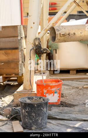 Materiali e attrezzature da costruzione presso il sito di riparazione stradale. Foto Stock