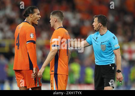 Monaco, Germania. 9 luglio 2024. Virgil van Dijk dei Paesi Bassi parla con l'arbitro Felix Zwayer durante la semifinale dei Campionati europei di UEFA all'Allianz Arena di Monaco. Il credito per immagini dovrebbe essere: Paul Terry/Sportimage Credit: Sportimage Ltd/Alamy Live News Foto Stock