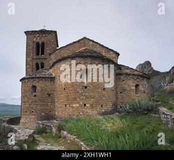 Chiesa romanica di Sant'Esteve ad Abella de la Conca, Pallars Jussa, Lleida, Catalogna, che mostra l'antica architettura in una tranquilla landsca montuosa Foto Stock