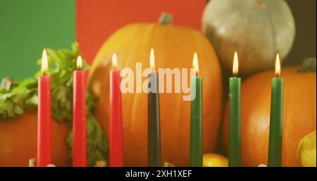 Immagine di stelle dorate su candele e zucche kwanzaa. Il concetto di festa, celebrazione e tradizione Kwanzaa è un'immagine generata digitalmente. Foto Stock