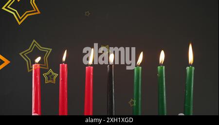 Immagine di stelle dorate che cadono sulle candele kwanzaa su sfondo nero. Il concetto di festa, celebrazione e tradizione Kwanzaa è un'immagine generata digitalmente Foto Stock