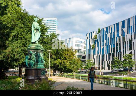 Edificio di Kö-Bogen di Daniel Libeskind, monumento di Peter von Cornelius Düsseldorf Düsseldorf und Neanderland Nordrhein-Westfalen, Renania settentrionale Germania Foto Stock