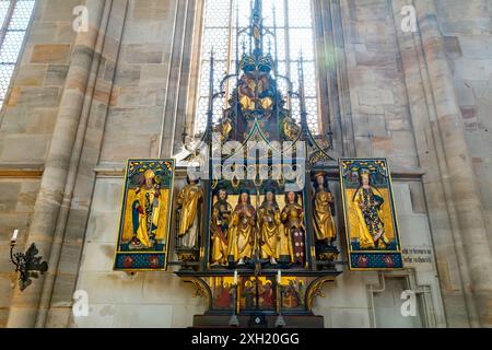 Altare laterale nella chiesa di San Giorgio a Dinkelsbühl. Germania. La città vecchia risale al XIV secolo ed è oggi un monumento architettonico protetto. Foto Stock