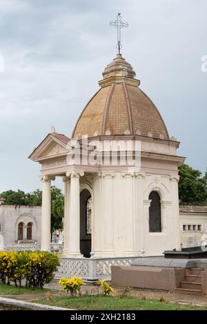 L'AVANA, CUBA - 28 AGOSTO 2023: Cripta di Julian Alvarez nel cimitero di Cementerio de Cristobal Colon a l'Avana, Cuba Foto Stock