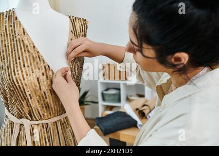 Donne abili che si vestono di manichino con un approccio ecologico. Foto Stock