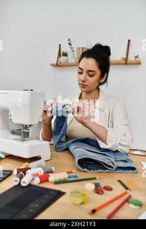 Una donna con un abbigliamento casual indossa una macchina da cucire. Foto Stock