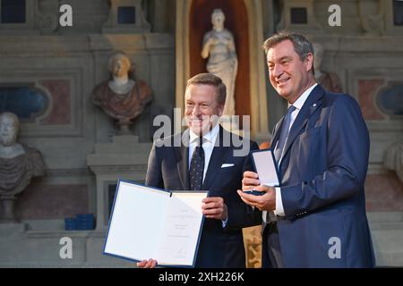 Oliver ZIPSE Vorstandsvorsitzender BMW AG, Markus SOEDER Ministerpraesident Bayern und CSU Vorsitzender, Verleihung Bayerischer Verdienstorden im Antiquariat der Residenz in Muenchen am 10.07.2024 *** Oliver ZIPSE Presidente del Consiglio di amministrazione BMW AG, Markus SOEDER Premier di Stato della Baviera e Presidente della CSU, assegnazione dell'ordine al merito bavarese nell'Antiquariato della residenza di Monaco il 10 07 2024 Foto Stock