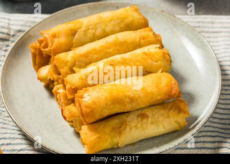 Lumpia di maiale filippino fritta con salsa di immersione Foto Stock
