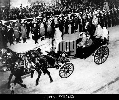 Anni' 40 Roma Archivio storico Olycom/LaPresse Vittorio Emanuele III di Savoia (Vittorio Emanuele Ferdinando Maria Gennaro di Savoia; Napoli, 11 novembre 1869 - Alessandria d'Egitto, 28 dicembre 1947) è stato re d'Italia (dal 1900 al 1946), Imperatore d'Etiopia (dal 1936 al 1943), primo Maresciallo dell'Impero (dal 4 aprile 1938) e Re d'Albania (dal 1939 al 1943). Abdicò il 9 maggio 1946 e gli succedette il figlio Umberto II nella foto: Vittorio Emanuele III con Adolf Hitler a Roma nella foto: Vittorio Emanuele III con Adolf Hitler a Roma crediti: LaPresse/Alamy Live News Foto Stock