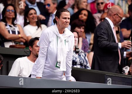 L'allenatore di donna Vekic, Pam Shriver, l'undicesimo giorno dei Campionati di Wimbledon 2024 all'All England Lawn Tennis and Croquet Club di Londra. Data foto: Giovedì 11 luglio 2024. Foto Stock