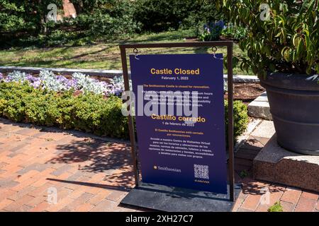 Washington DC - 24 marzo 2024: Il castello di Smithsonian è chiuso per lavori di ristrutturazione e costruzione, dal febbraio 2023 Foto Stock