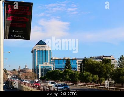 Mutua Madrilena edificio nel centro della città con un banner pubblicitario per la campagna di marketing per il Madrid Tennis Open Madrid Spain Europe Foto Stock