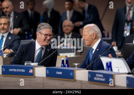 Washington, Stati Uniti. 10 luglio 2024. U. Il presidente Joe Biden, a destra, parla con il primo ministro britannico Keir Starmer, a sinistra, prima dell'inizio della riunione del Consiglio del Nord Atlantico del 75° anniversario del vertice NATO al Walter E. Washington Convention Center, 10 luglio 2024 a Washington, DC Credit: Adam Schultz/White House Photo/Alamy Live News Foto Stock