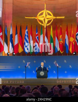 Washington, Stati Uniti. 9 luglio 2024. U. Il presidente Joe Biden pronuncia le sue osservazioni durante la cerimonia di apertura del 75° anniversario del Summit NATO presso l'Andrew W. Mellon Auditorium, 9 luglio 2024 a Washington, DC Credit: Adam Schultz/White House Photo/Alamy Live News Foto Stock