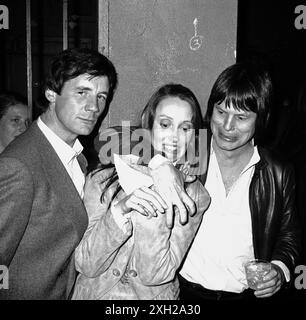 **FILE PHOTO** Shelley Duvall è morto. Shelley Duvall con Michael Palin e Terry Gilliam a una festa per celebrare l'uscita dei TIME BANDITS all'Underground disco di New York. 4 gennaio 1981 credito: Walter McBride/MediaPunch Foto Stock