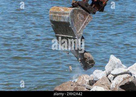 Lavori di protezione contro l’erosione costiera con macchinari provenienti da una chiatta in mare, Cromer, Norfolk, Inghilterra, Regno Unito, Europa Foto Stock