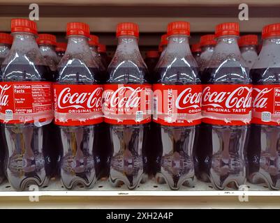 Houston, Texas USA 05-12-2024: Bottiglie di plastica per bevande Coca Cola sullo scaffale del supermercato. Foto Stock