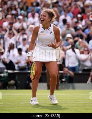 Jasmine Paolini celebra la vittoria di donna Vekic nell'undicesimo giorno dei Campionati di Wimbledon 2024 all'All England Lawn Tennis and Croquet Club di Londra. Data foto: Giovedì 11 luglio 2024. Foto Stock