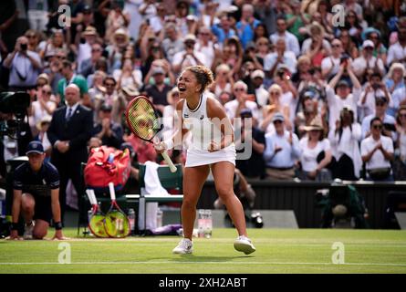 Jasmine Paolini celebra la vittoria di donna Vekic nell'undicesimo giorno dei Campionati di Wimbledon 2024 all'All England Lawn Tennis and Croquet Club di Londra. Data foto: Giovedì 11 luglio 2024. Foto Stock