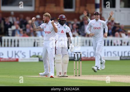 L'inglese Ben Stokes (a sinistra) festeggia con i compagni di squadra dopo aver preso il wicket di Kirk McKenzie delle Indie occidentali (non nella foto) il secondo giorno del primo Rothesay Men's test match al Lord's Cricket Ground di Londra. Data foto: Giovedì 11 luglio 2024. Foto Stock