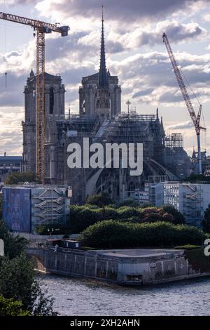 Parigi, Francia. 9 luglio 2024. Lavori in corso per ricostruire la cattedrale di Notre-Dame de Paris, cinque anni dopo che fu danneggiata da un incendio, come si è visto, a Parigi, in Francia, il 9 luglio 2024. Foto di Ammar Abd Rabbo/ABACAPRESS. COM credito: Abaca Press/Alamy Live News Foto Stock