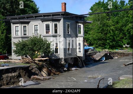 Plainfield, Vermont, Stati Uniti. 11 luglio 2024. Una casa è appesa al Great Brook a Plainfield, Vermont, USA, dopo le piogge torrenziali dei resti dell'uragano Beryl che hanno colpito il Vermont centrale, USA. John Lazenby/Alamy Live News Foto Stock