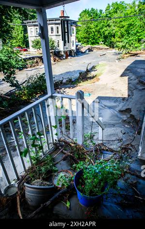 Plainfield, Vermont, Stati Uniti. 11 luglio 2024. Una casa è appesa al Great Brook a Plainfield, Vermont, USA, dopo le piogge torrenziali dei resti dell'uragano Beryl che hanno colpito il Vermont centrale, USA. John Lazenby/Alamy Live News Foto Stock