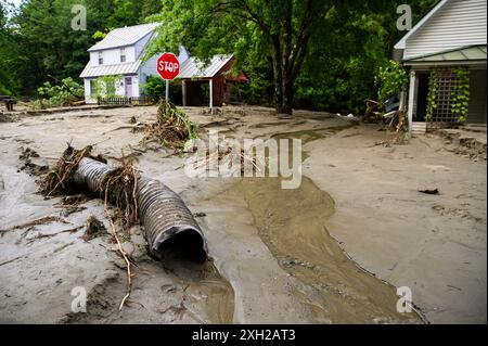 Plainfield, Vermont, Stati Uniti. 11 luglio 2024. Un tombino tortuoso si trova di fronte alle case di Plainfield, Vermont, USA, dopo le piogge torrenziali dei resti dell'uragano Beryl che hanno colpito il Vermont centrale, USA. John Lazenby/Alamy Live News Foto Stock