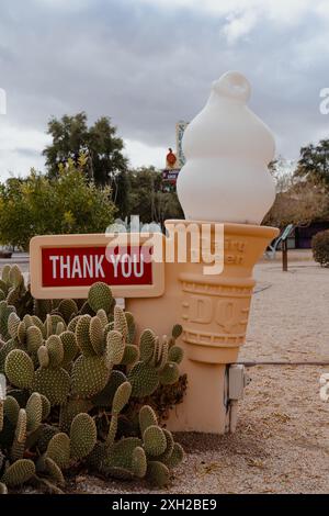 Casa grande, Arizona - 23 dicembre 2023: Cartello con il cono di gelato Dairy Queen dal drive through, con un messaggio di ringraziamento Foto Stock