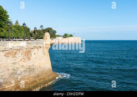 BALUARTE DE LA CANDELARIA E ALAMEDA APODACA A CADICE, ANDALUSIA, SPAGNA Foto Stock