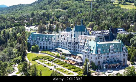 Manoir Richelieu (Fairmont Hotel) a la Malbaie, Charlevoix, Quebec, Canada. Vista aerea con drone. Foto Stock