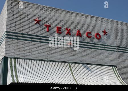 Lebanon, Ohio, USA - 20 giugno 2024: Un cartello con la benzina Texaco d'epoca e la stazione di servizio è riportato sull'esterno di un vecchio edificio durante il giorno. Foto Stock