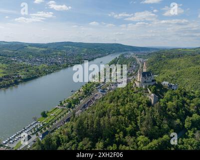 Vista aerea del castello di Marksburg a Braubach sotto Coblenza, in Germania, lungo il fiume reno. Foto Stock