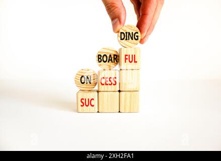 Simbolo onboarding riuscito. Inserimento di parole concettuali riuscito in cerchi di legno. Splendido sfondo bianco. Mano d'affari. Onboarding aziendale Foto Stock