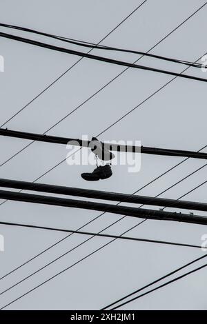 Un paio di scarpe gettate su linee elettriche a Iqaluit, Nunavut, Canada Foto Stock