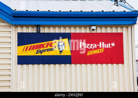 KFC e Pizza Hut Express segnalano in Nipisa Street a Iqaluit, Nunavut, Canada Foto Stock